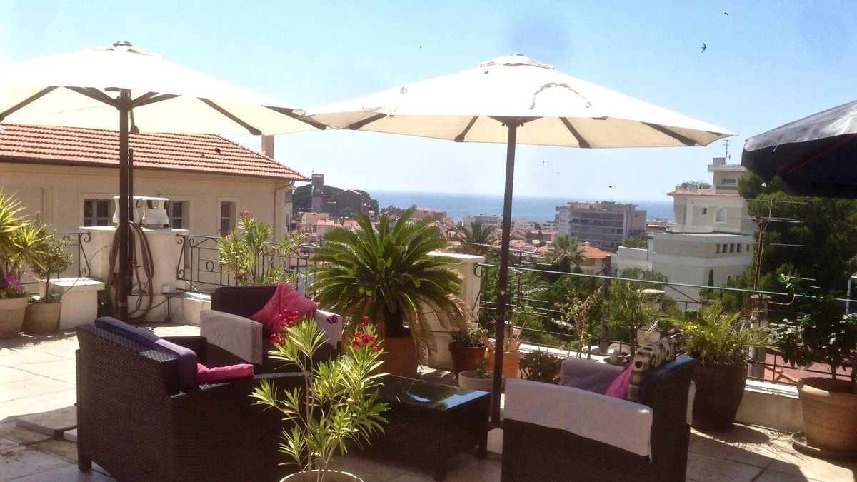 Riou - Petit Juas - Av de Grasse Apartment | Rooftop Apt, Seaviews, Terrace, 2 bedrooms 2 bathrooms, 7 mins walk to Croisette