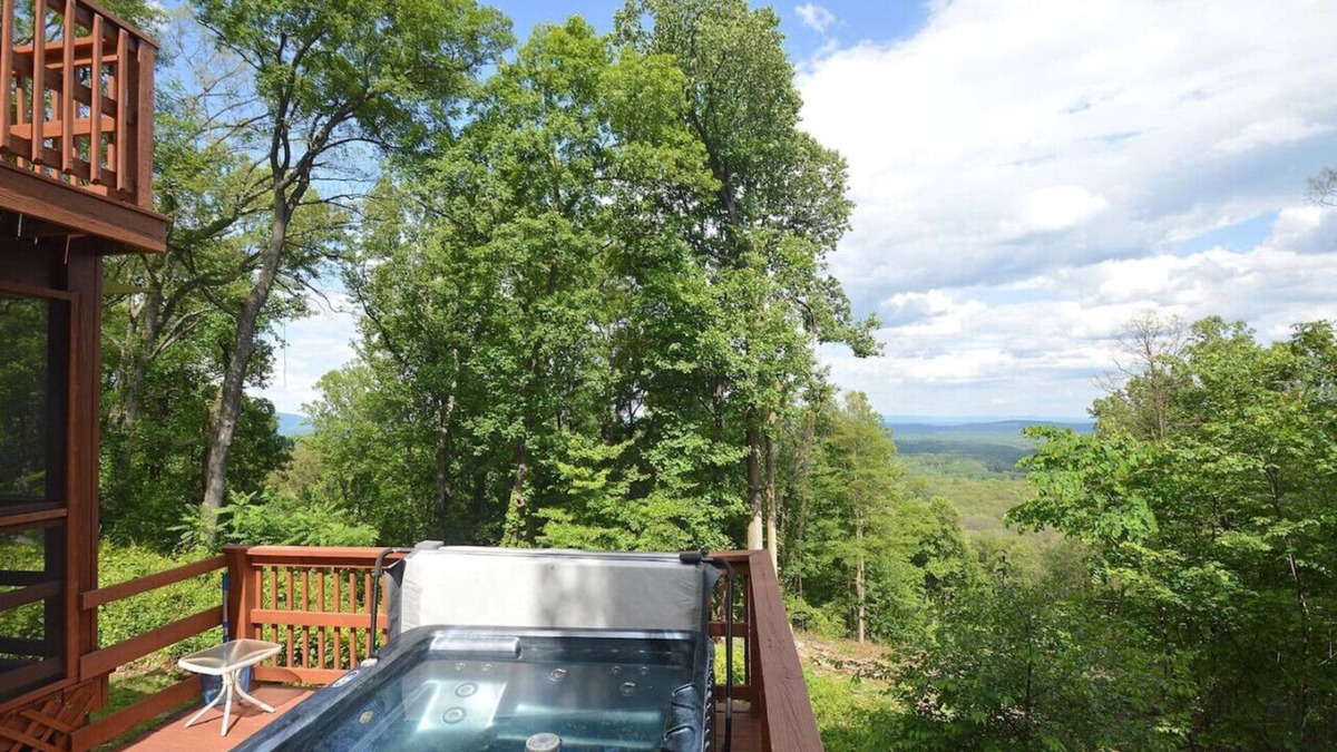 Sleepy Hollow House | Rooftop deck, view, hot tub, pets, wifi, EV charger, lake access, fire pit