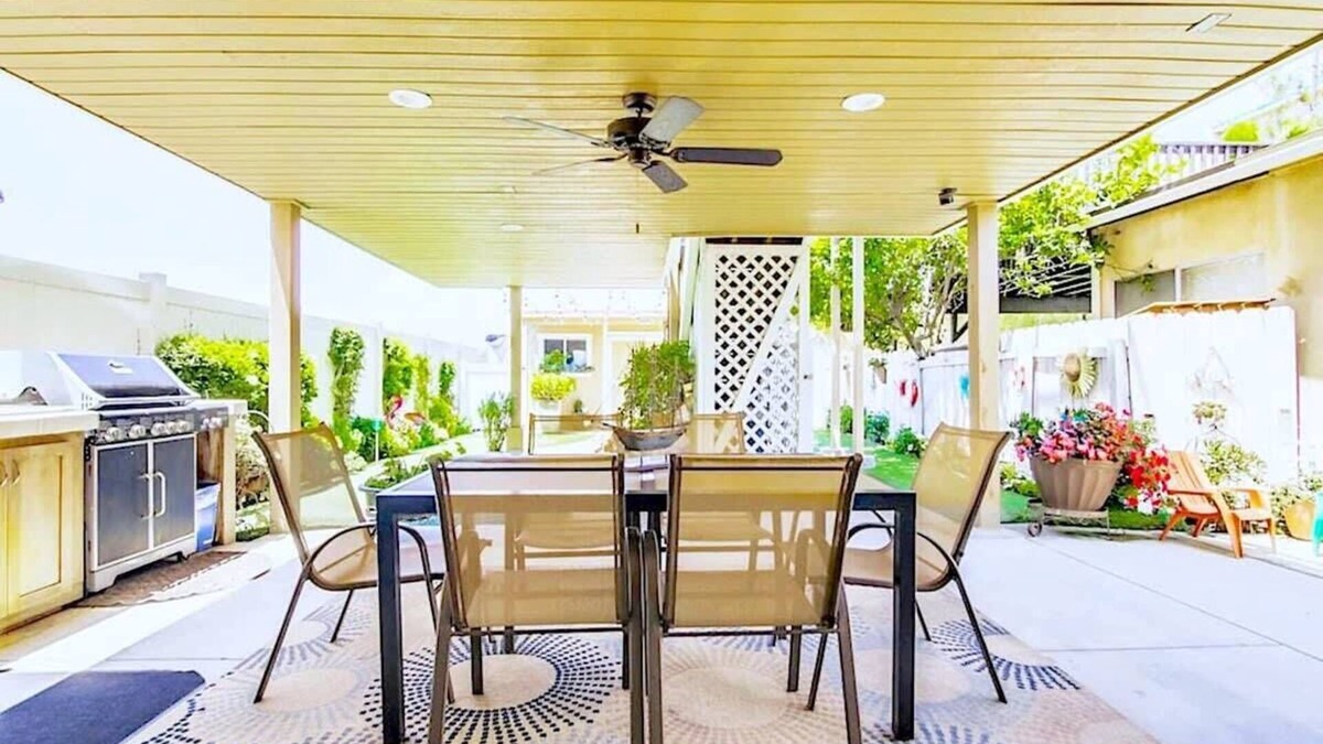 Bay Park Apartment | Rooftop Deck with Ocean Views in Mission Bay