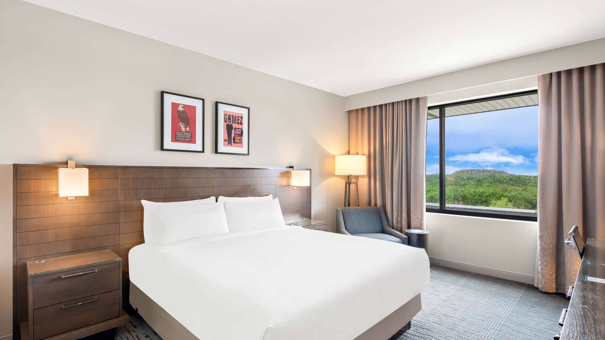 Bee Cave Apartment | Rooftop & Gym Access | Deluxe King Near Shops, Trails, Galleria