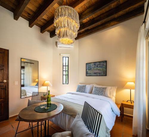 San Miguel de Allende House | Rooftop Jacuzzi! Country-style 4 Bedroom Cottage