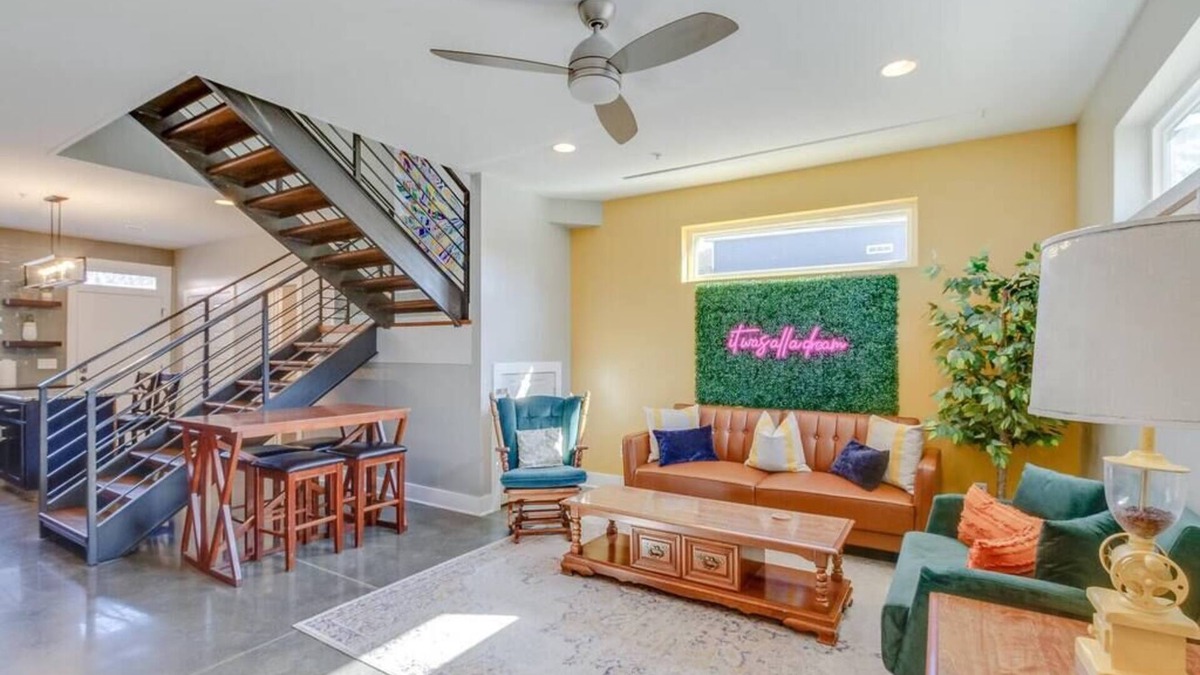 Cleveland Park House | Rooftop Loungin' 2bd/2.5 ba in East Nashville! Parking! 10 min-> Downtown!