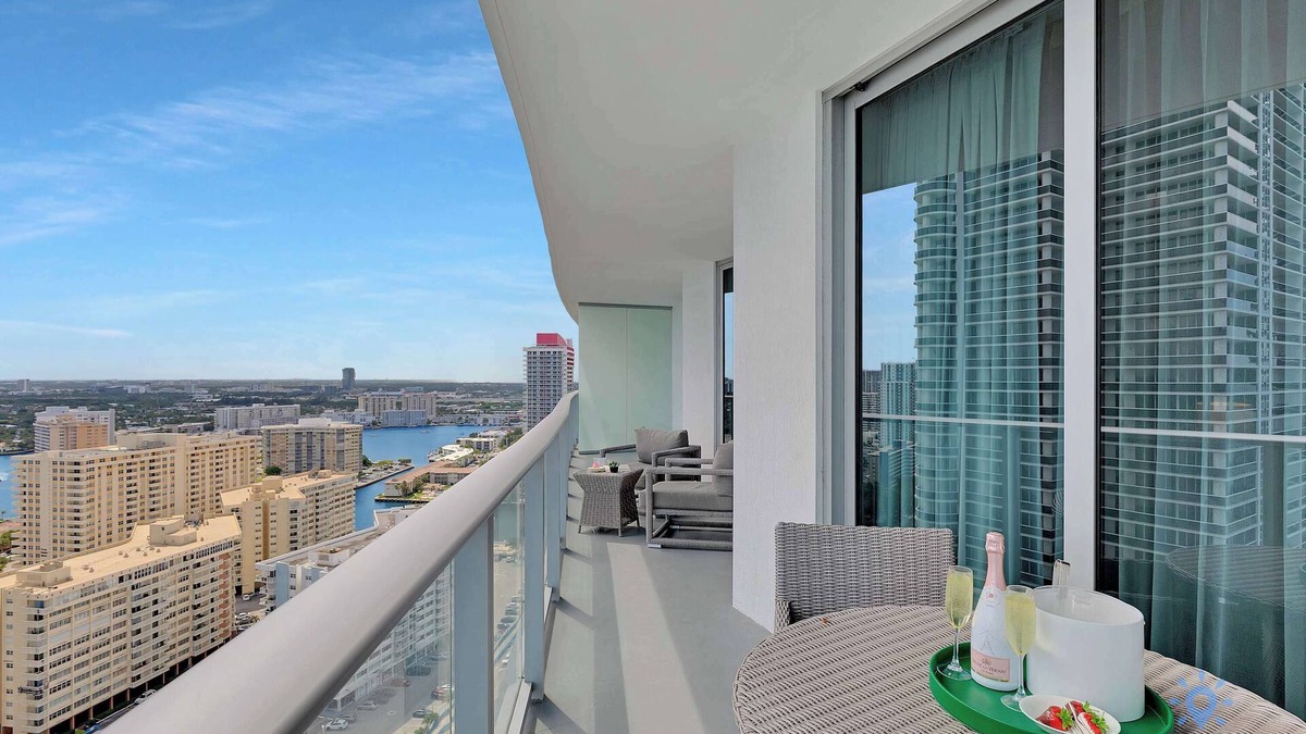 Hollywood South Central Beach Apartment | Rooftop Pool Oceanview Balcony & Beachfront Resort