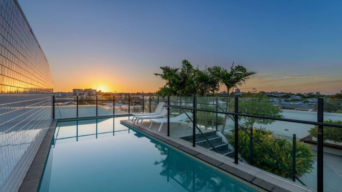 West End Apartment | Rooftop Pool & View! Stylish 2-Bed w/Ducted A/C