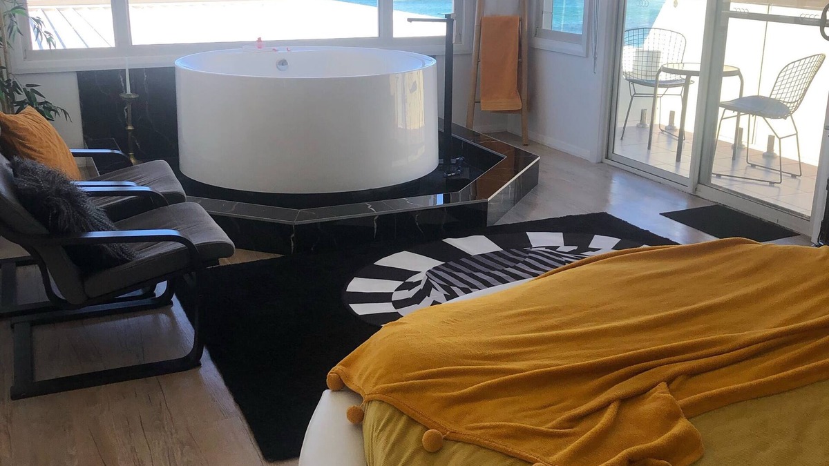 Mollymook Beach Apartment | Rooftop SPA Romance at Wavewatch: Seas the Moment!