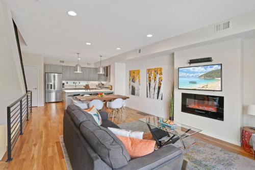 West Colfax House | Rooftop Townhome | Walk to Sloan’s Lake & Stadium