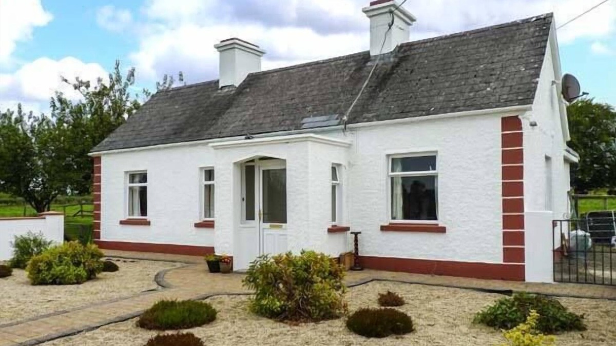 Ballinamore Bridge Cottage | ROOK HILL COTTAGE, pet friendly in Newbridge, County Galway
