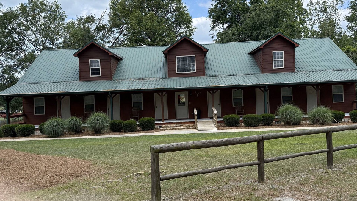 Twin City House | Room 1 & 2 - Charming 12-bedroom hotel with WiFi and AC in Twin City, GA.