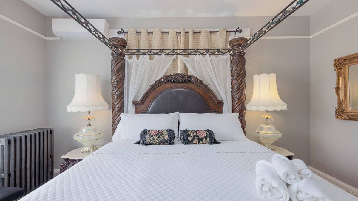 Warwick House | Room 1 at The Warwick Inn – Cozy Elegance in the Heart of Town