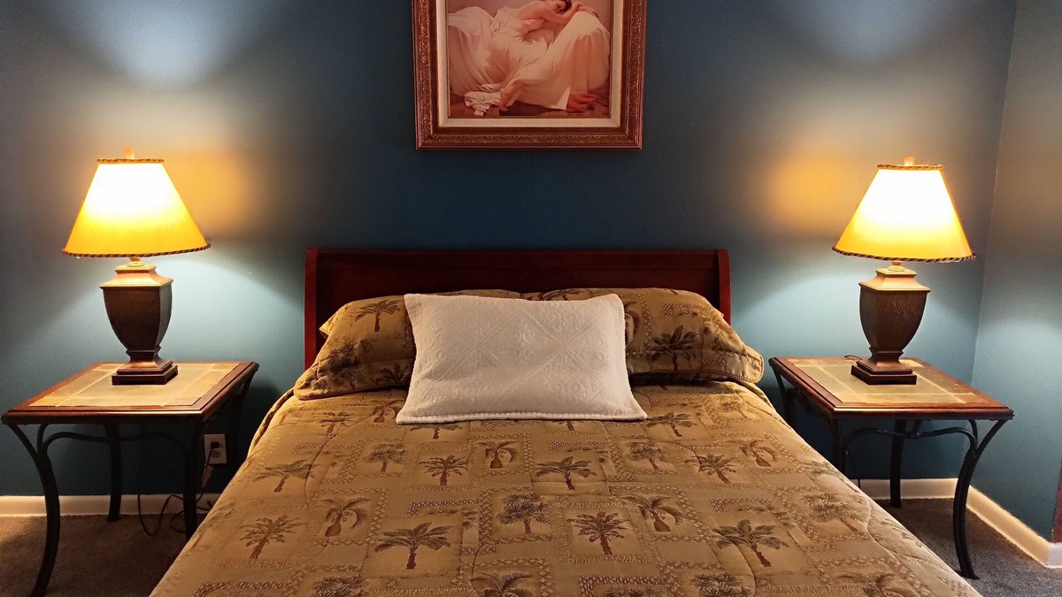 Quincy House | Room 1- Historic Mansion in Quincy with AC, WiFi