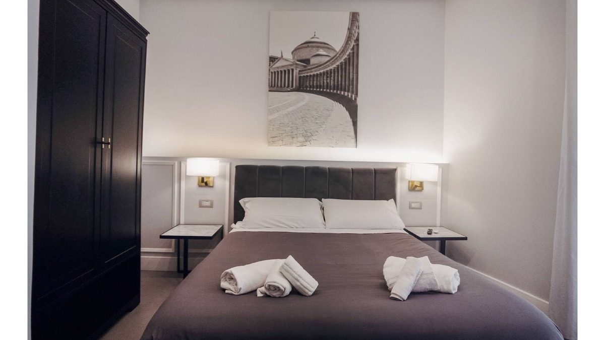Quartieri Spagnoli Bed & Breakfast | Room 1 - King Superior with balcony