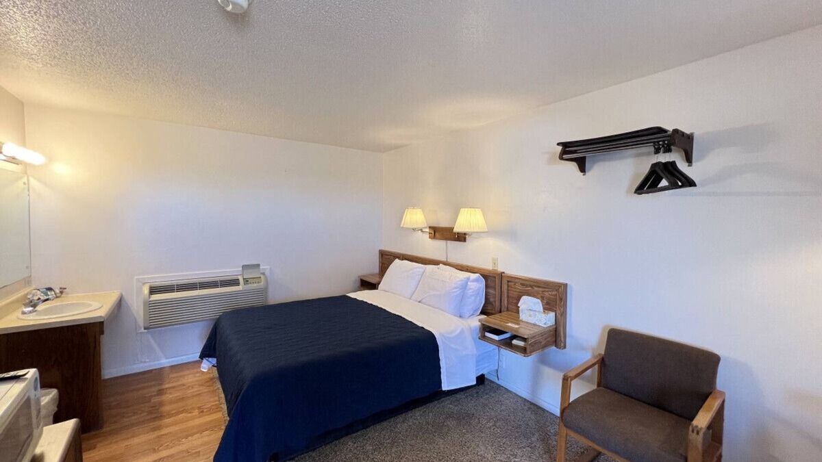 Downs Hotel | Room 101 - Standard Queen - Sleeps 2 - West Lake Grandvue Inn