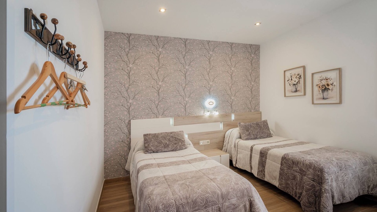 Castrojeriz Apartment | Room '102 Deluxe Acuarela Vistas Montaña' with Shared Garden, Wi-Fi and Air Conditioning
