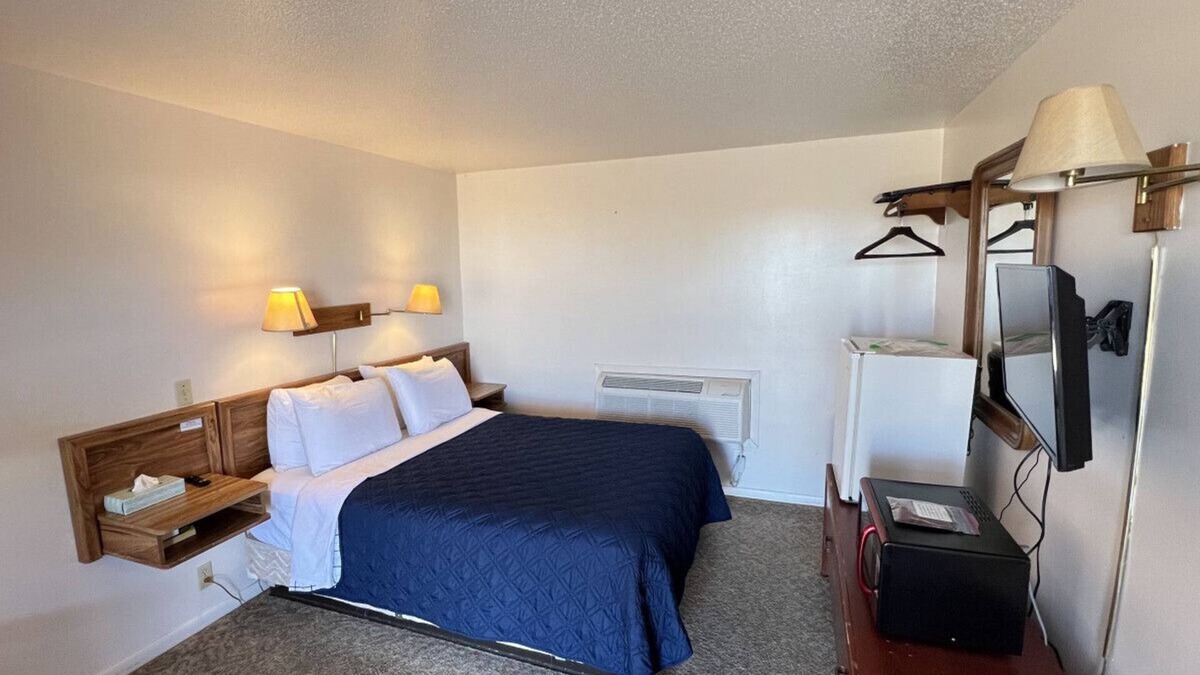 Downs Hotel | Room 102 - Standard Queen - Sleeps 2 - West Lake Grandvue Inn