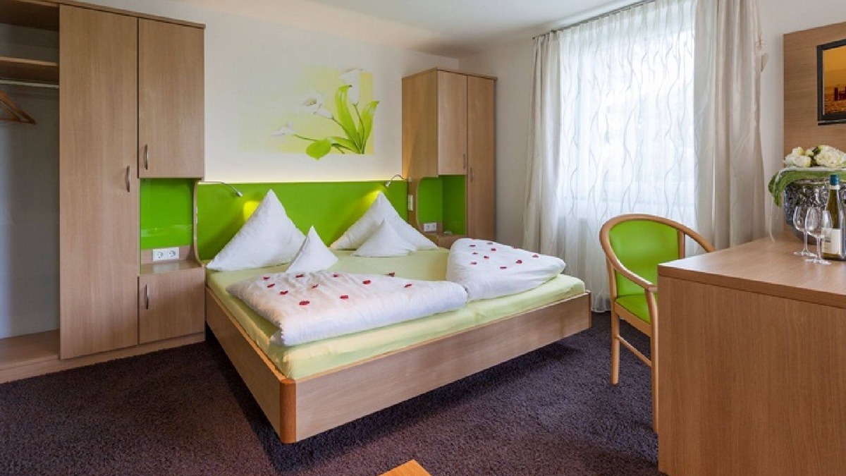 Hagnau Apartment | Room '102' with Shared Garden, Balcony and Wi-Fi