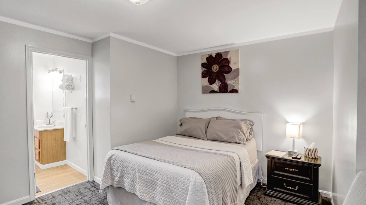 Halifax Hotel | Room 103 at Halifax Inn