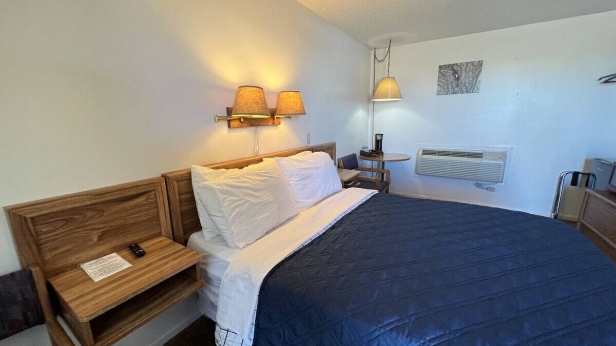 Downs Hotel | Room 108 - Standard Queen - Sleeps 2 - West Lake Grandvue Inn