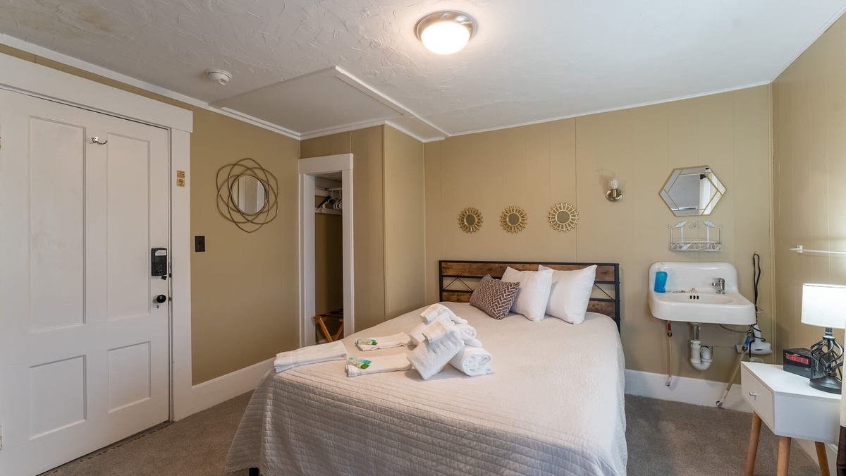 Weirs Beach House | Room 11 (3rd Floor Shared Bathroom)