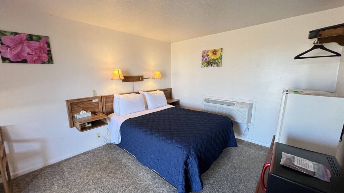 Downs Hotel | Room 110 - Standard Queen - Sleeps 2 - West Lake Grandvue Inn