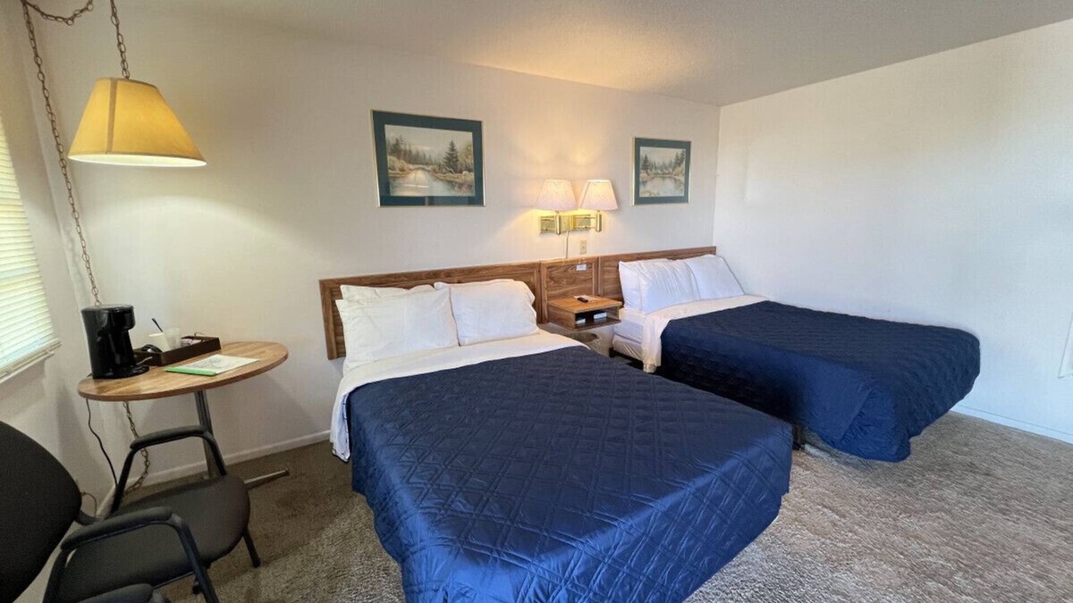 Downs Hotel | Room 113 - Double Full - Sleeps 4 - West Lake Grandvue Inn