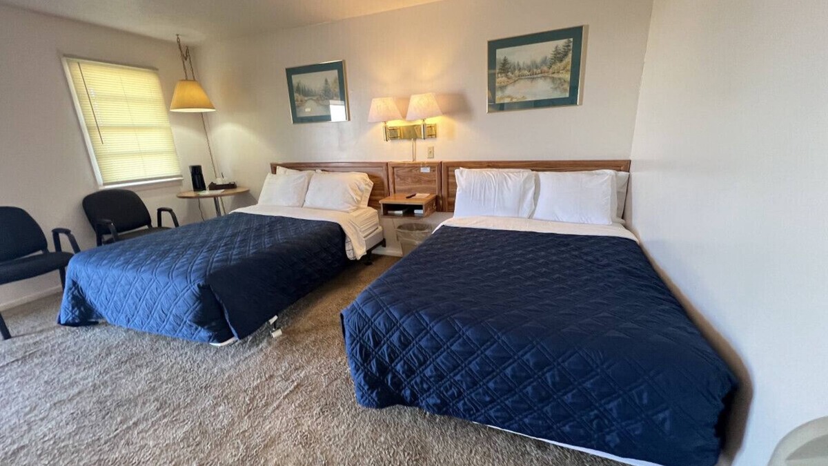 Ross Hotel | Room 114 - Double Full - Sleeps 4 - West Lake Grandvue Inn