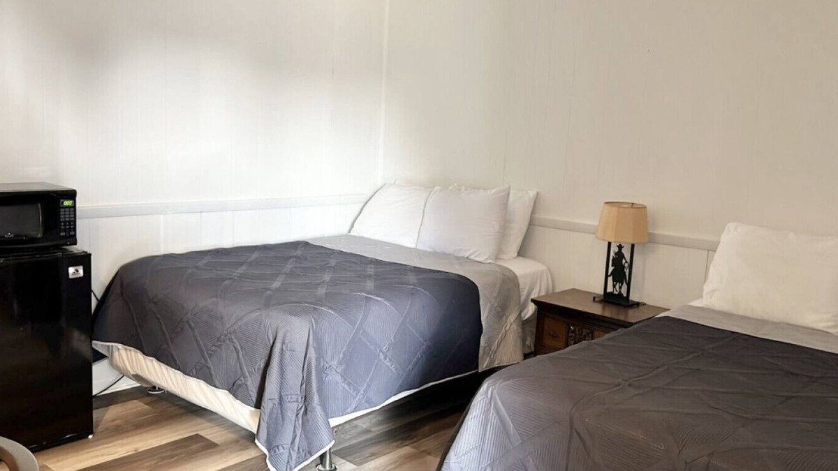 Harper Hotel | Room 18 - Standard Queen - Sleeps 4 - Harper Motel