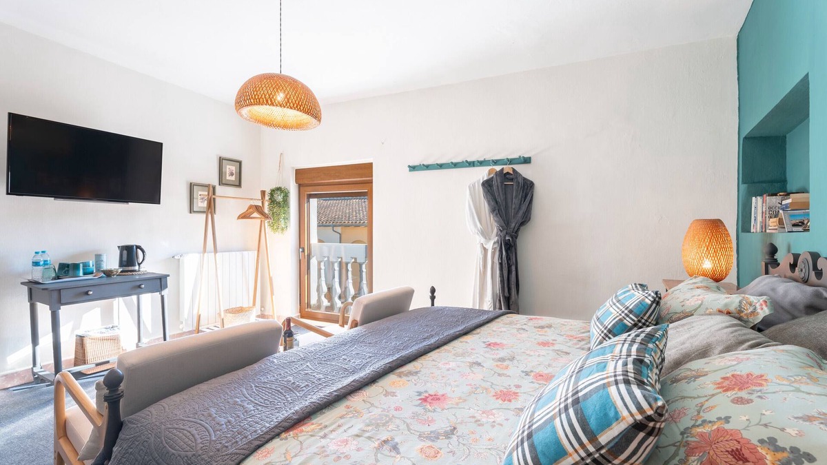 Alcublas Apartment | Room '1B' with Shared Pool, Private Garden and Wi-Fi