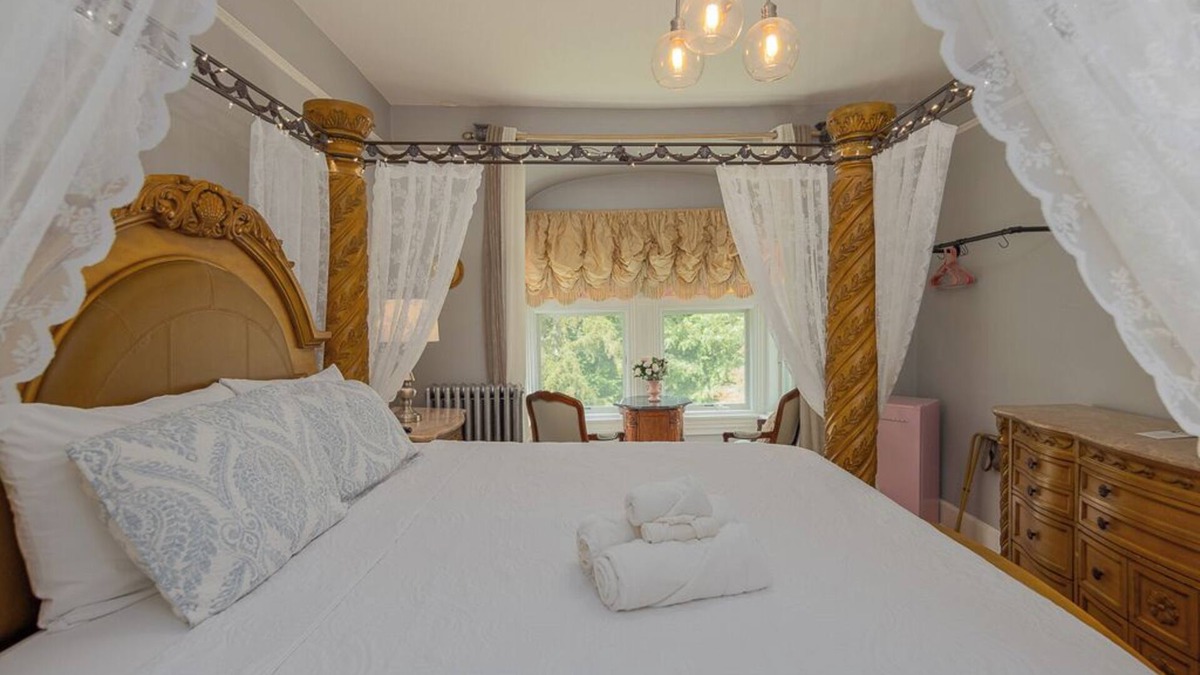 Warwick House | Room 2 at The Warwick Inn – Cozy Elegance in the Heart of Town