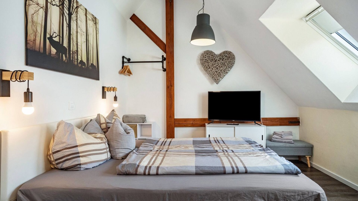 Ravensburg Apartment | Room 2, cozy, bright double room with sloping ceiling