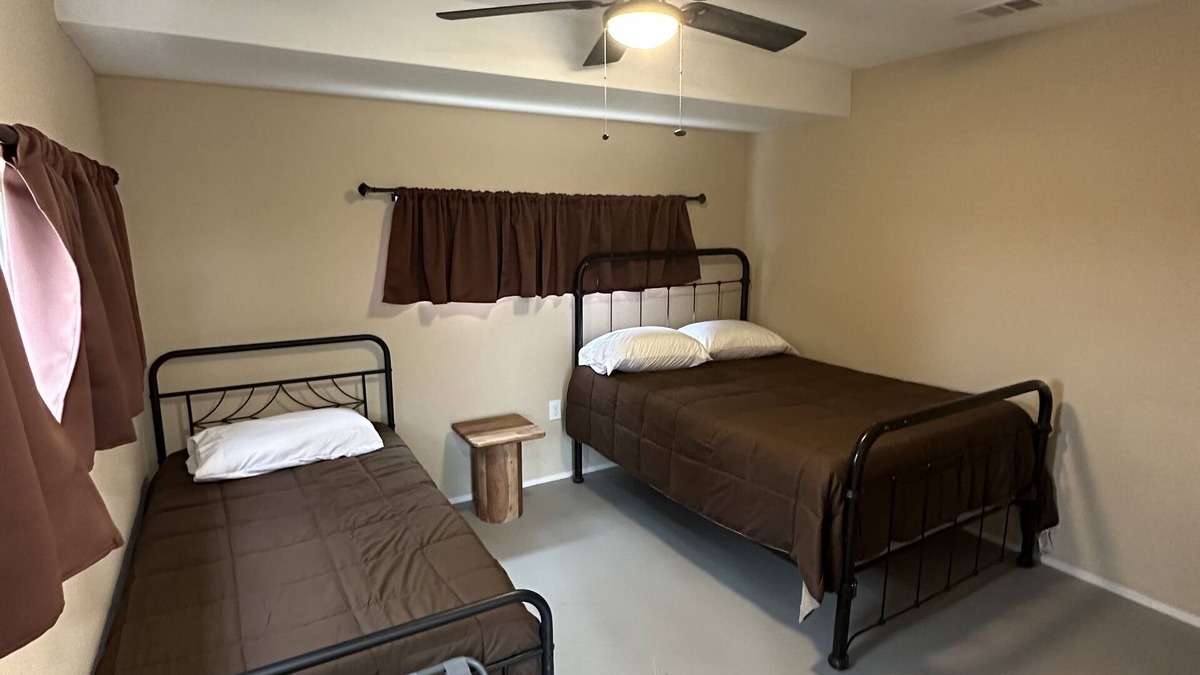 Brandon Cabin | Room #2 sleeps 3, located just 20 mins from the heart of downtown Waxahachie.
