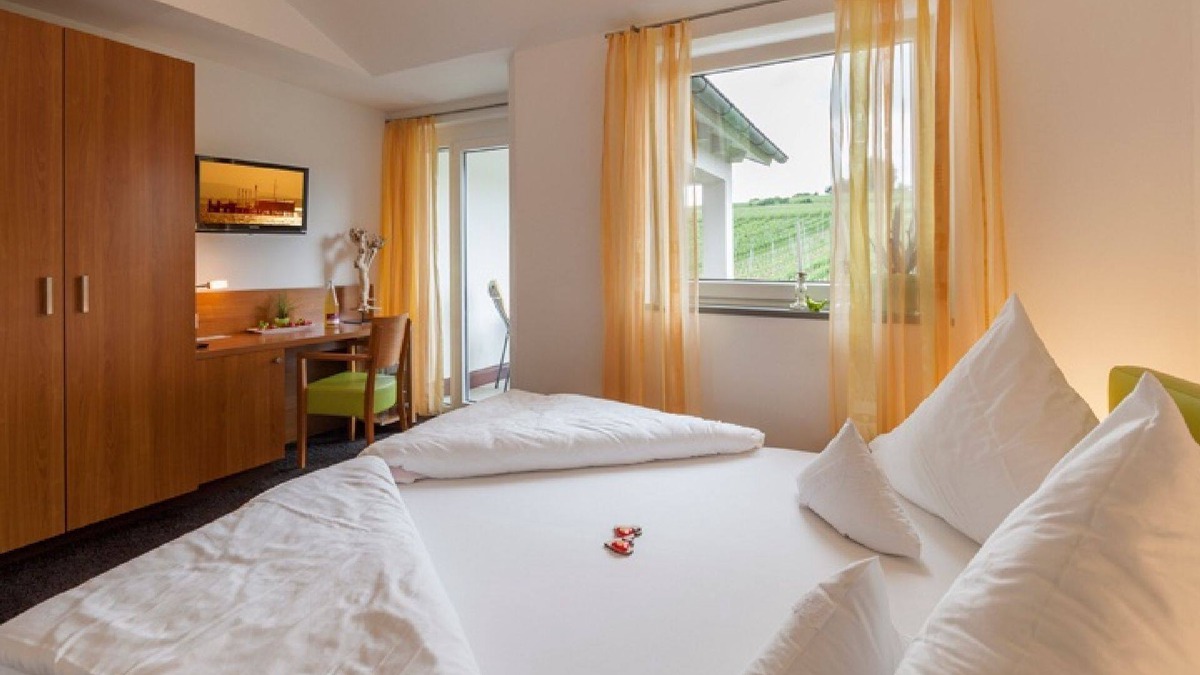 Hagnau Apartment | Room '206' with Shared Garden, Balcony and Wi-Fi