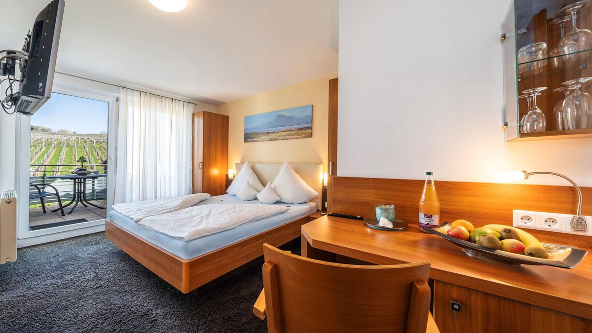 Hagnau Apartment | Room '207' with Shared Garden, Balcony and Wi-Fi