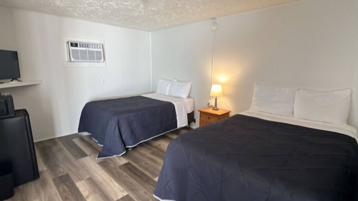 Harper Hotel | Room 22 - Standard Queen - Sleeps 4 - Harper Motel
