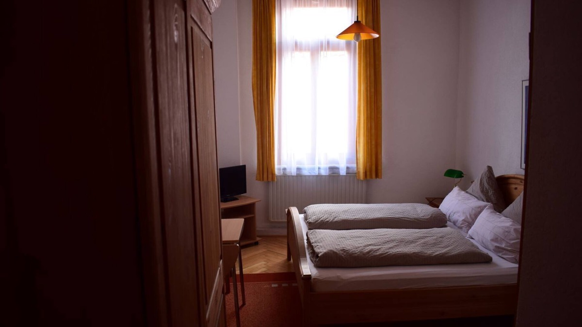 Munderkingen Apartment | Room 23 with shower and toilet