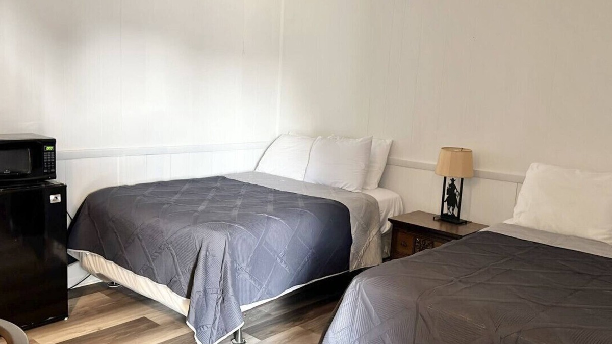 Harper Hotel | Room 27 - Double Queen - Sleeps 4 - Harper Motel