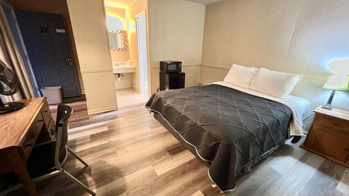 Harper Hotel | Room 28 - Standard Queen - Sleeps 2 - Harper Motel