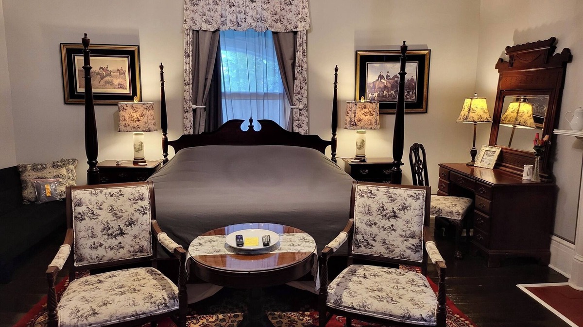 Shelbyville Bed & Breakfast | Room 3 Belmont Inn 1852 Historic Evans House King in room private Bath 2nd Floor