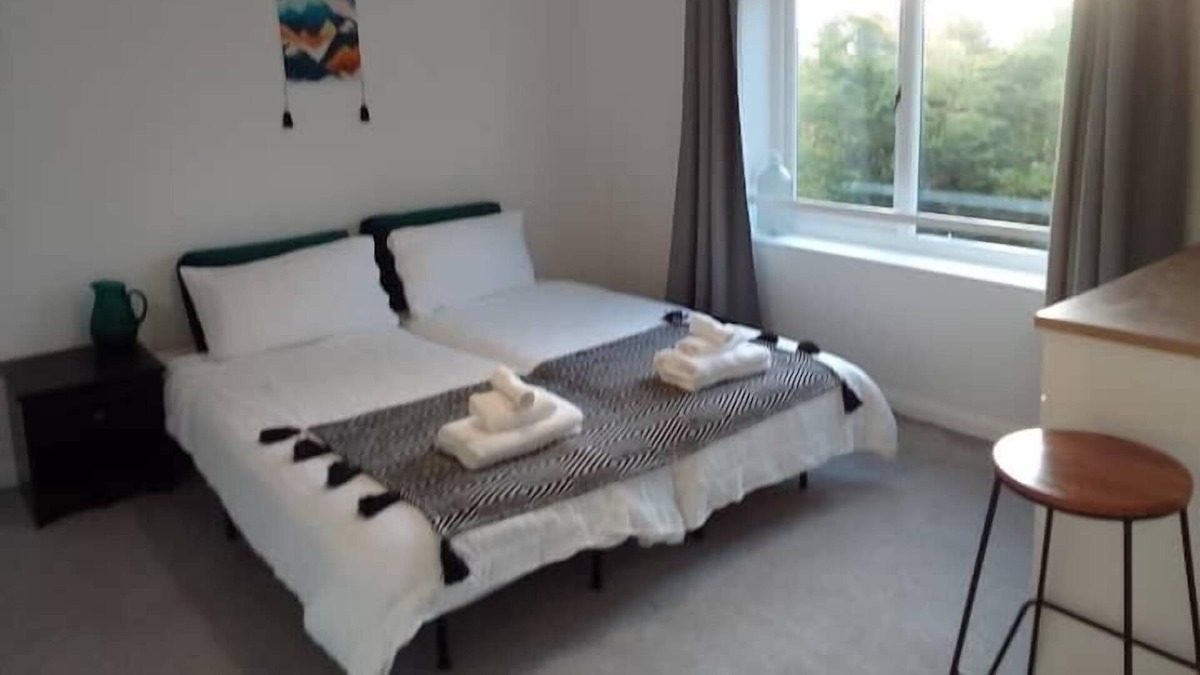 Barrow Gurney Apartment | Room 3. Single or twin room near Bristol Airport