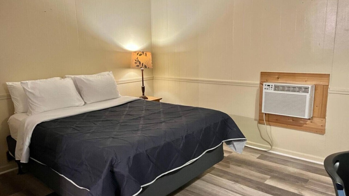 Harper Hotel | Room 30 - Standard Queen - Sleeps 2 - Harper Motel