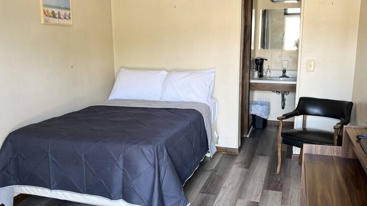 Harper Hotel | Room 31- Standard Queen - Sleeps 2 - Harper Motel