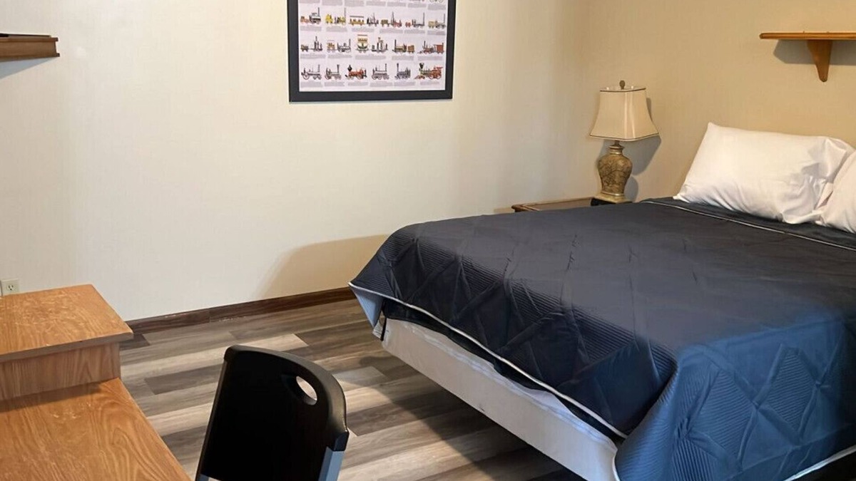 Harper Hotel | Room 32 - Standard Queen - Sleeps 2 - Harper Motel