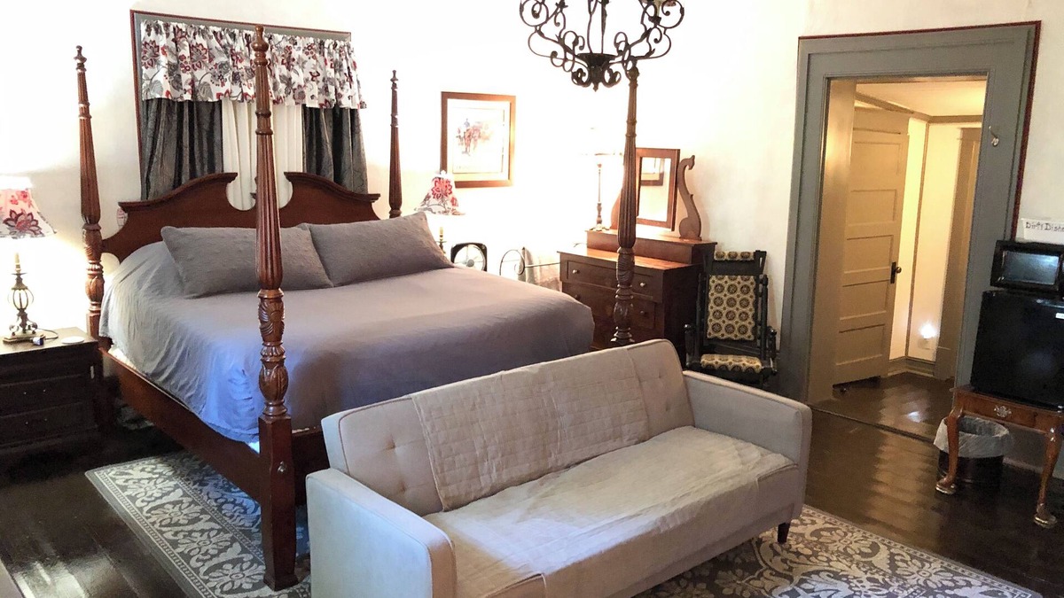 Shelbyville Bed & Breakfast | Room 4 King Belmont Inn. In room private bathroom 2nd floor Shelbyville, TN