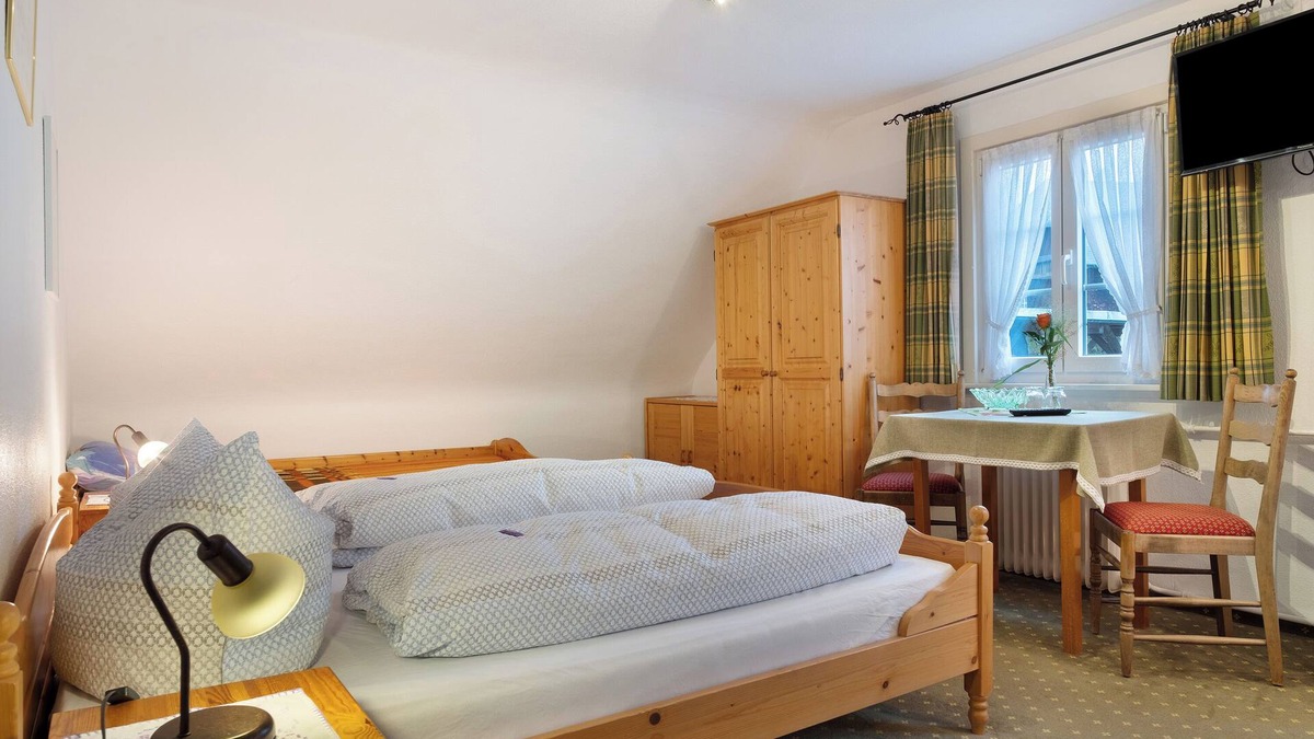 Saig Apartment | Room '4 Mit Wc Und Dusche' with Shared Terrace and Wi-Fi