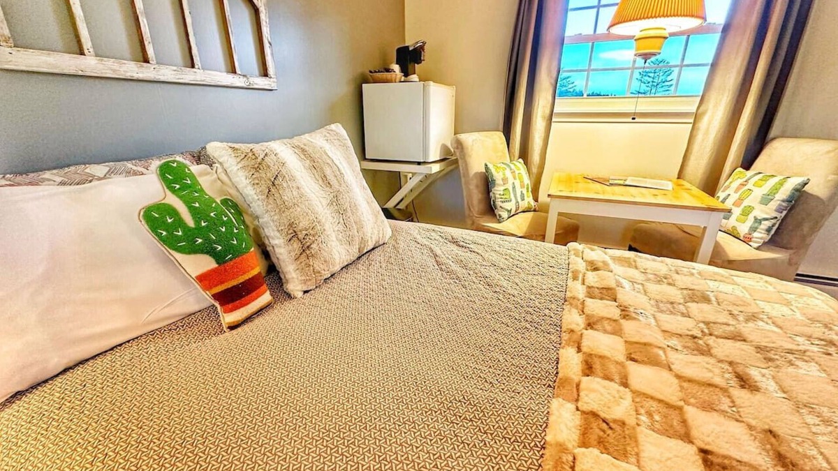 Manchester Center Hotel | Room 4 - Prickly Pear double room