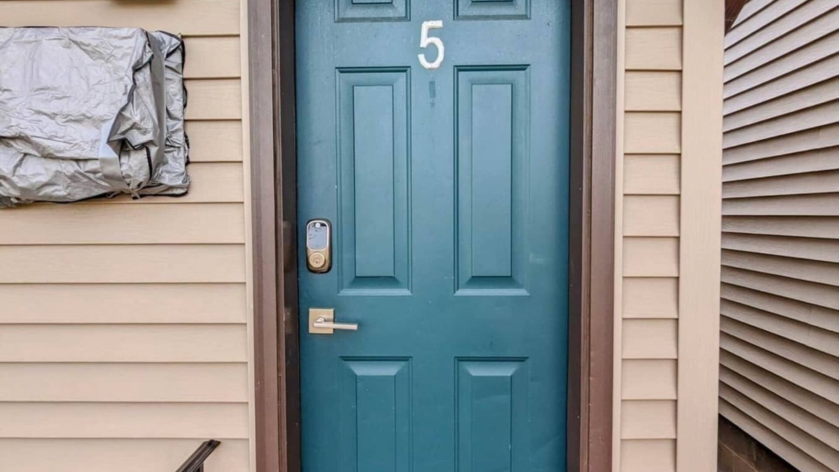 Lewiston Apartment | Room 5 - Riverside Motel - 1 Queen, 1 twin