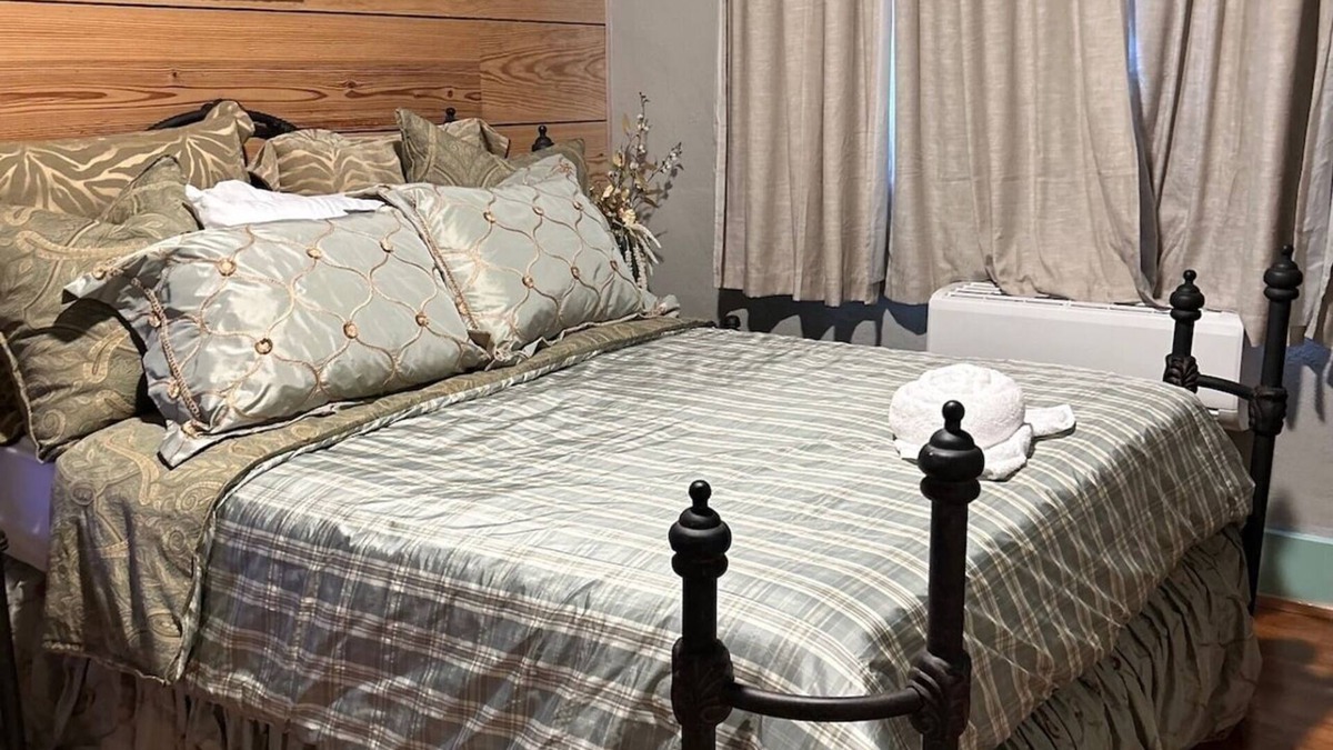 Carthage Hotel | Room 6 (sleeps 2) at Chipley's Squareview Inn