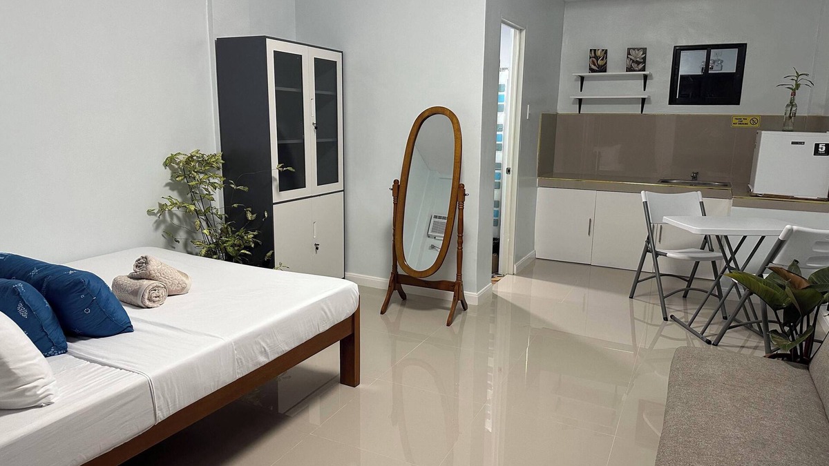 San Lorenzo Apartment | Room 806 @ Pennington Inn, Guimaras