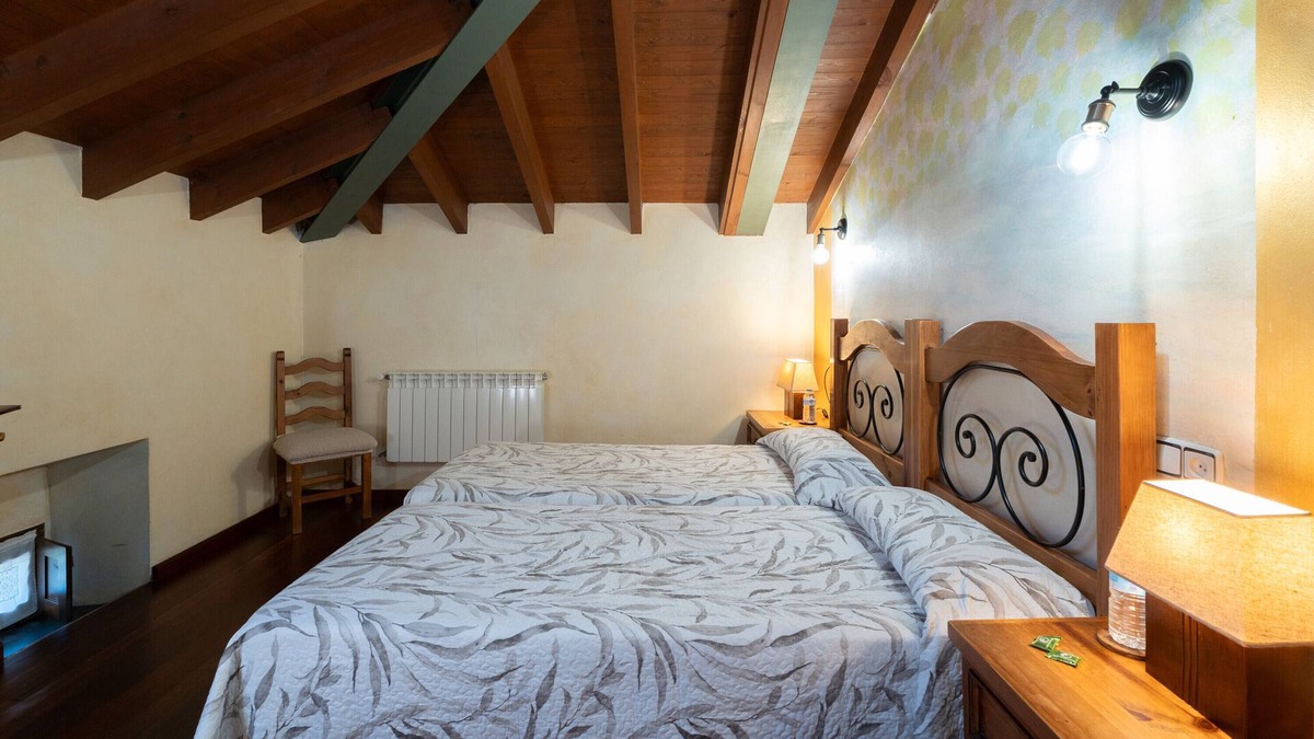 Santianes de Ola Apartment | Room 'Acebu' with Mountain View, Shared Garden and Wi-Fi