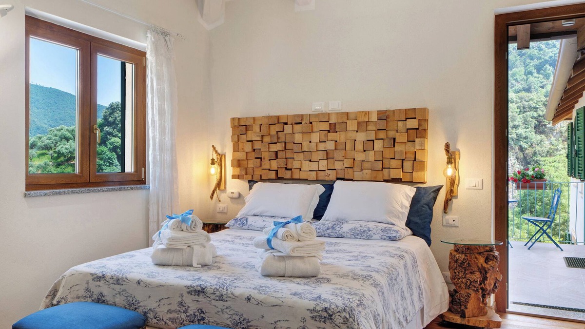 Albisola Superiore Apartment | Room 'Aegua' with Mountain View, Wi-Fi and Air Conditioning