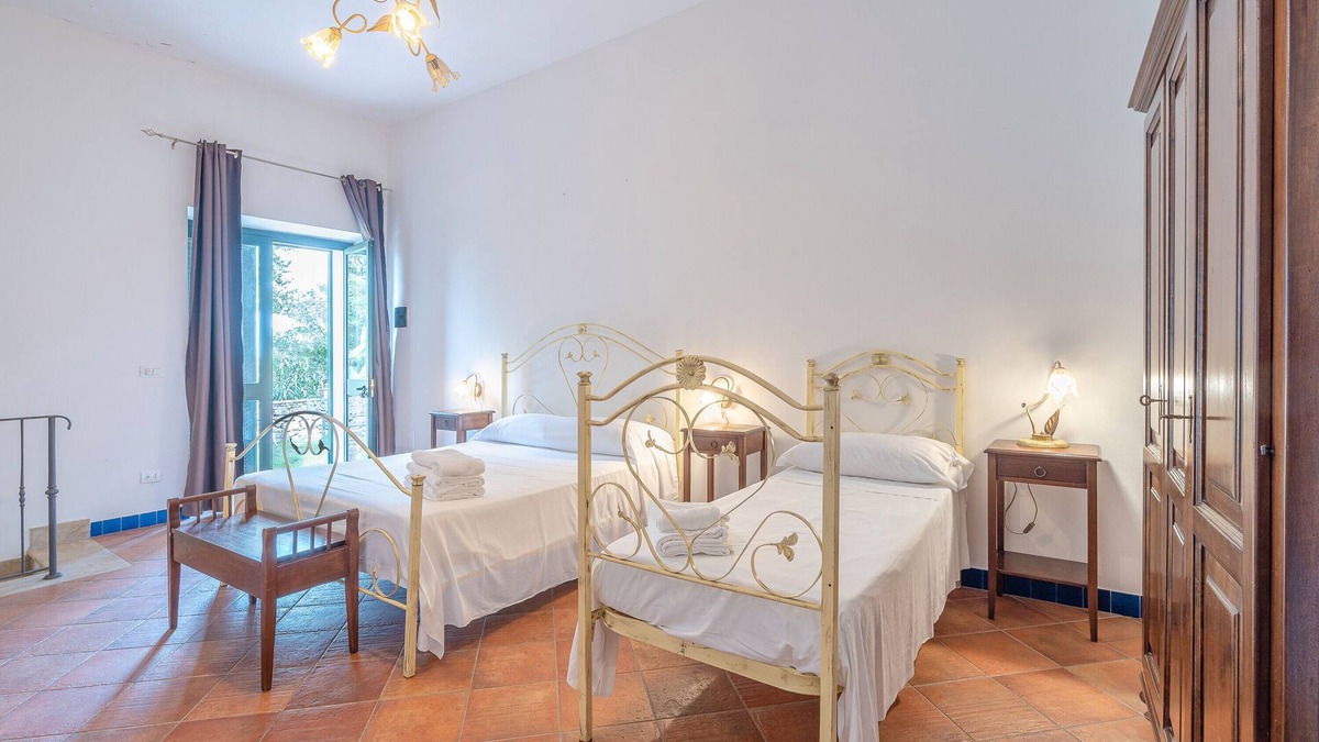 Syracuse Apartment | Room 'Al Palmento Relais - R3' with Shared Pool, Wi-Fi and Air Conditioning